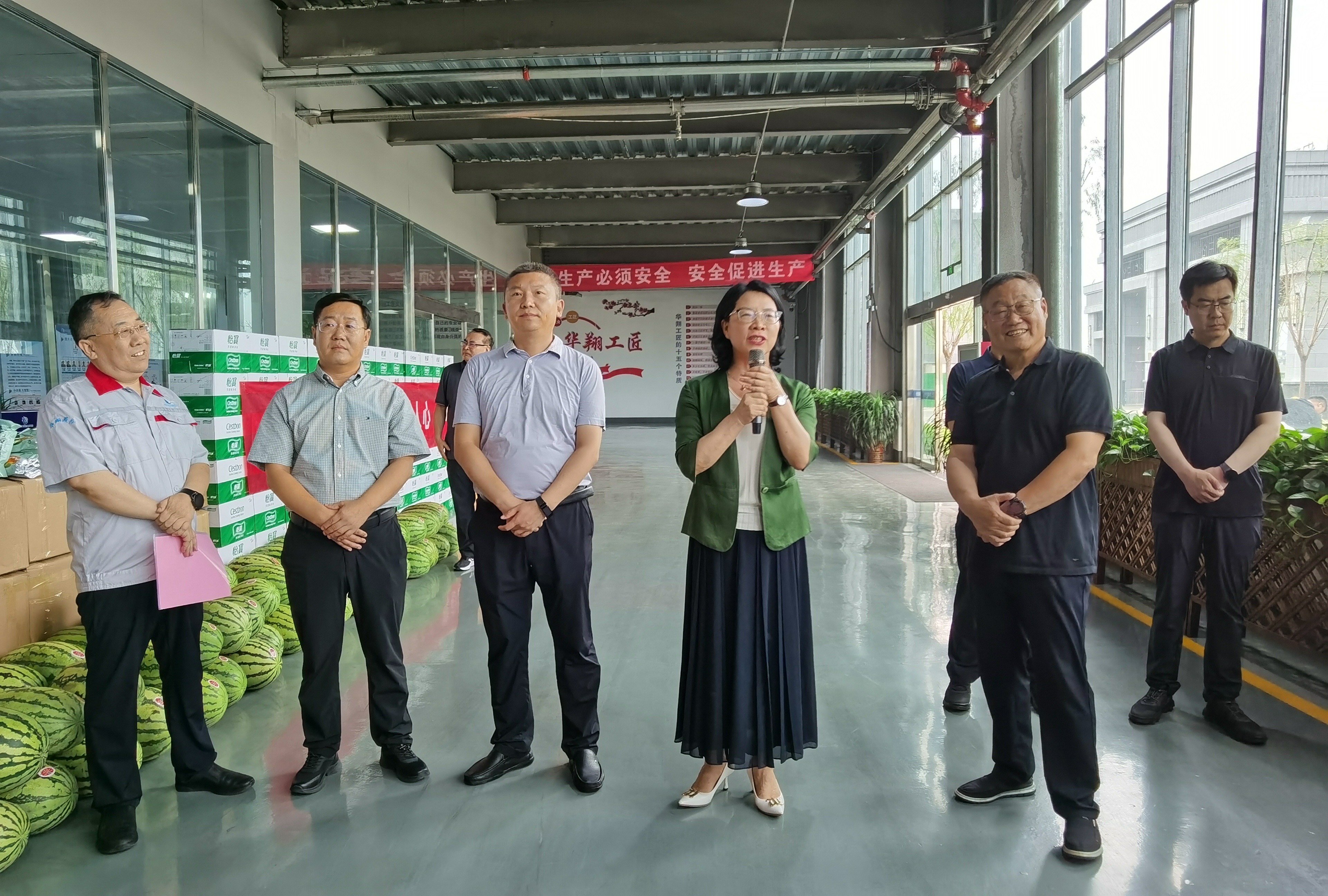 清涼慰問暖人心、凝心聚力鼓干勁