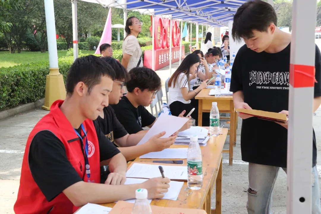 華翔學(xué)院新生報到，迎新啦！